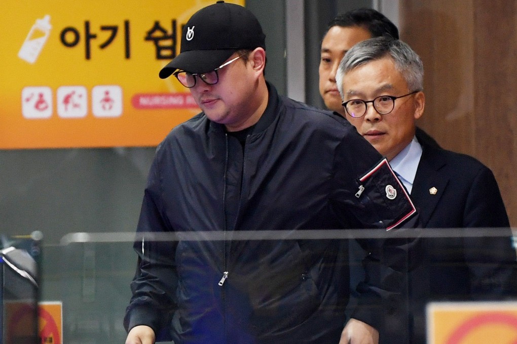 Singer Kim Ho-joong (left) exits the Seoul Gangnam Police Station on May 22 last year. Photo: EPA-EFE/Yonhap