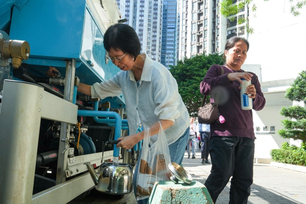 Taikoo Shing residents stock up on drinking water from a truck. Photo: Sun Yeung