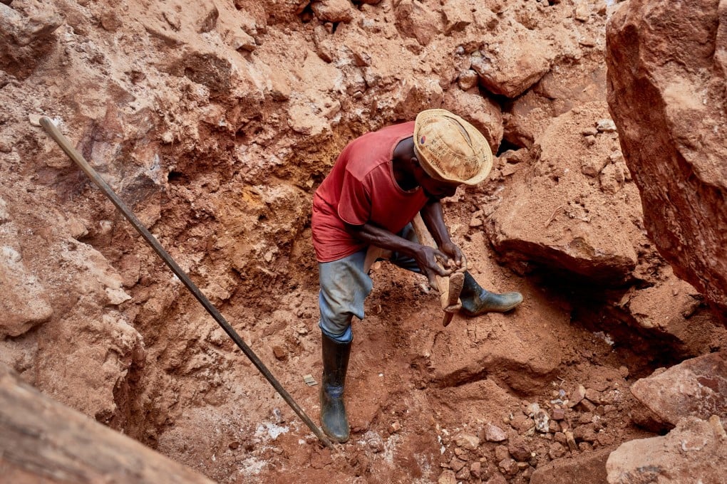 A Congolese artisanal miner digs in an open-pit mine in Mangaredjipa near Beni, North Kivu Province of Democratic Republic of Congo in August. Photo: Reuters