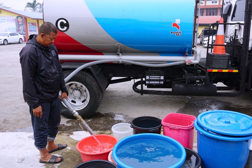 A tanker distributes water to residents of a neighbourhood in Johor amid a prolonged water supply cut due to pollution in 2019. Photo: Shutterstock