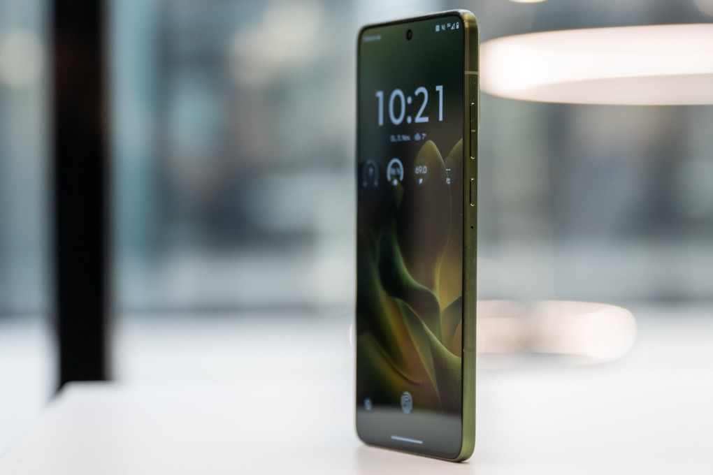 The Motorola Edge 70 is just 5.9mm thick and weighs 159 grams, and comes with a 6.67-inch OLED display. How does it stand up against the more expensive iPhone Air and Samsung Galaxy S25 Edge? Photo: Nico Tapia/dpa