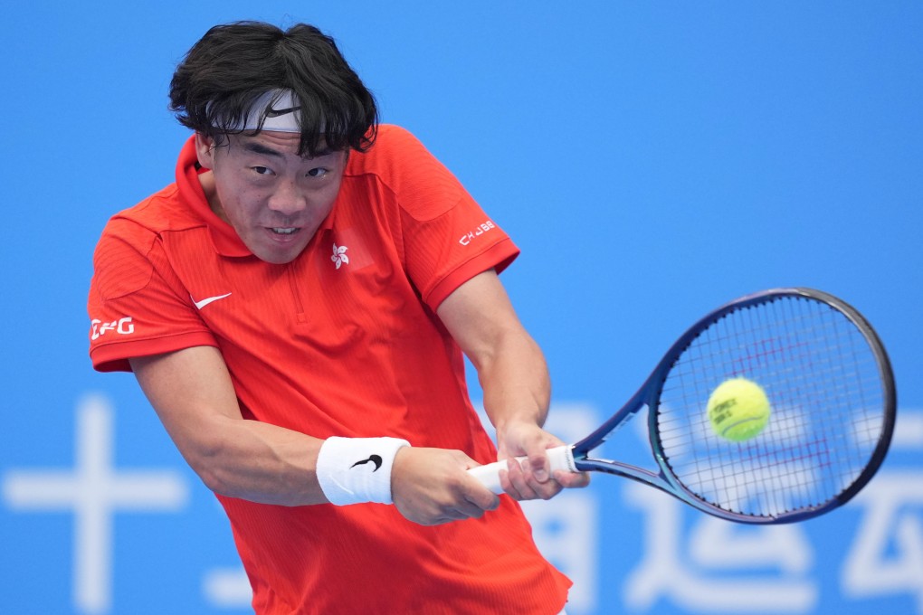 (251116) -- HENGQIN, Nov. 16, 2025 (Xinhua) -- Wong Chak Lam Coleman hits a return during the men’s singles second round match of tennis between Chen Ye of Hubei and Wong Chak Lam Coleman of Hong Kong at China’s 15th National Games in Hengqin, south China’s Guangdong Province, Nov. 16, 2025. (Xinhua/Yan Linyun)