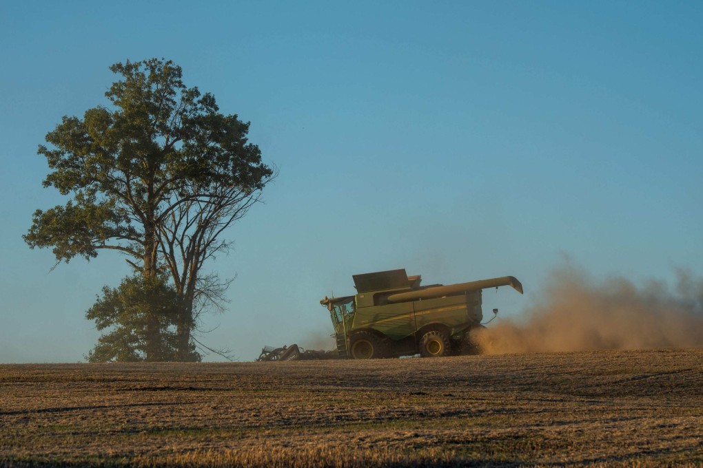 A combine harvests soybeans in Marion, Kentucky Photo: Getty Images / AFP