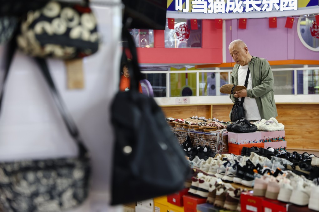An elderly man shops at a shoe store in Beijing, China, on May 19. Photo: EPA-EFE