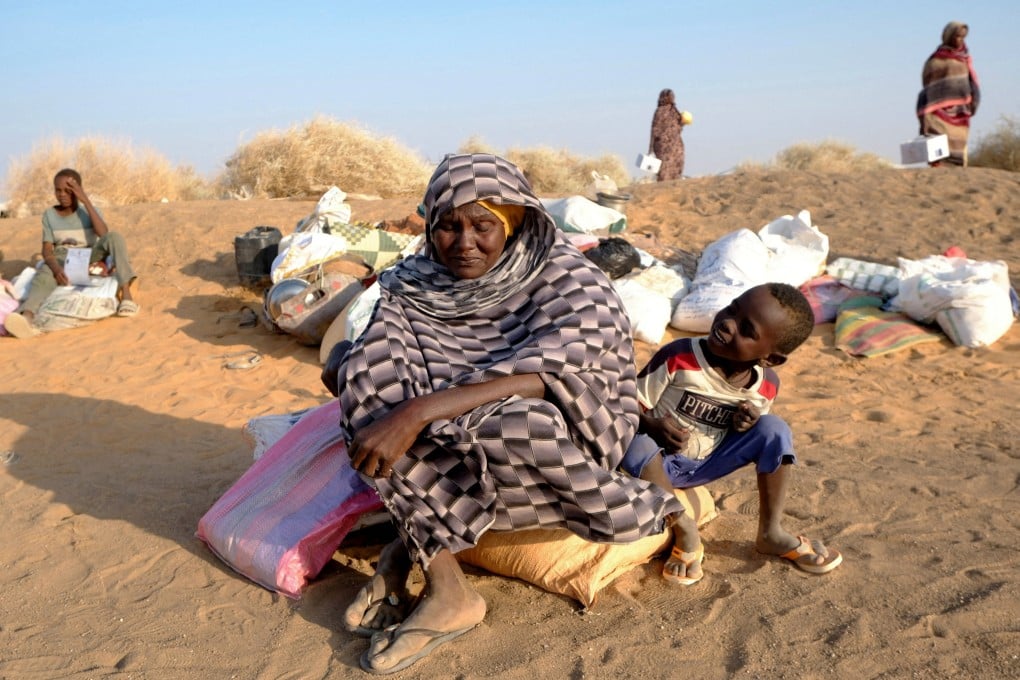 A displaced woman from El Fasher sits with her child as they wait for permission to enter a camp in Al-Dabbah, Sudan, on November 13. Photo: Reuters