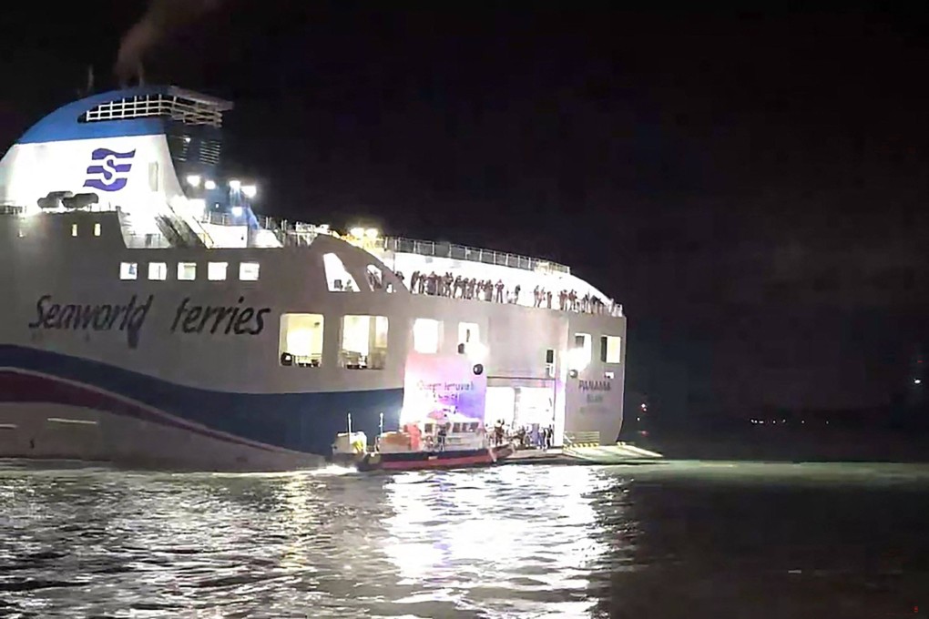 Coastguard personnel rescue passengers of a grounded ferry near Jangsan Island in Sinan county, South Korea, on Wednesday. Photo: Mokpo Coastguard/AFP