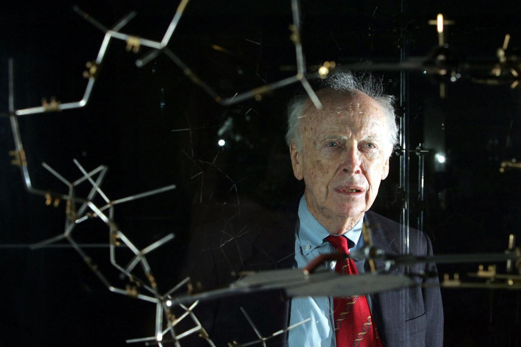 The late Dr James Watson poses with the original DNA model ahead of a press conference at the Science Museum in London, England, on May 20, 2005. Photo: AFP