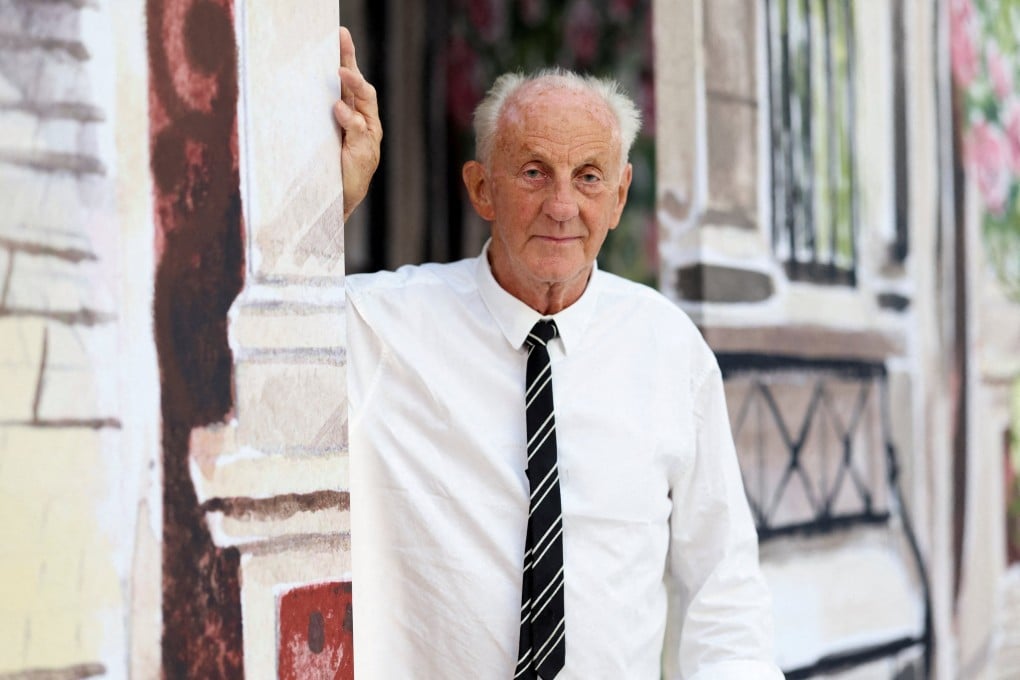 Designer Paul Costelloe poses for a photograph on the day of his catwalk show during London Fashion Week in September 2023/ Photo: Reuters