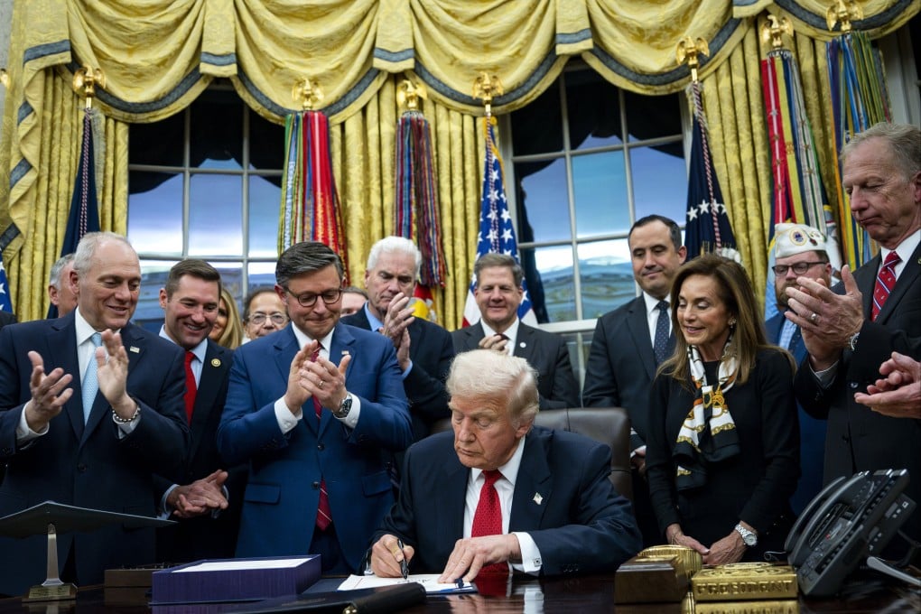 US President Donald Trump signs the funding package to reopen the federal government in the Oval Office of the White House in Washington on November 12. Photo: EPA