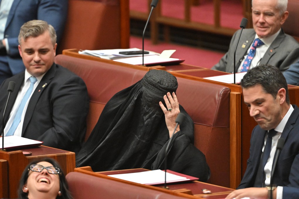 Pauline Hanson (center) wears a burka into the senate chamber on Monday. Photo: dpa