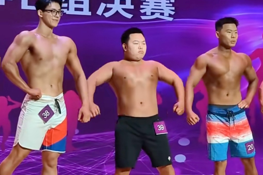 A chubby man in China has gone viral after he entered a bodybuilding competition against his muscle-bound competitors. Photo: RedNote