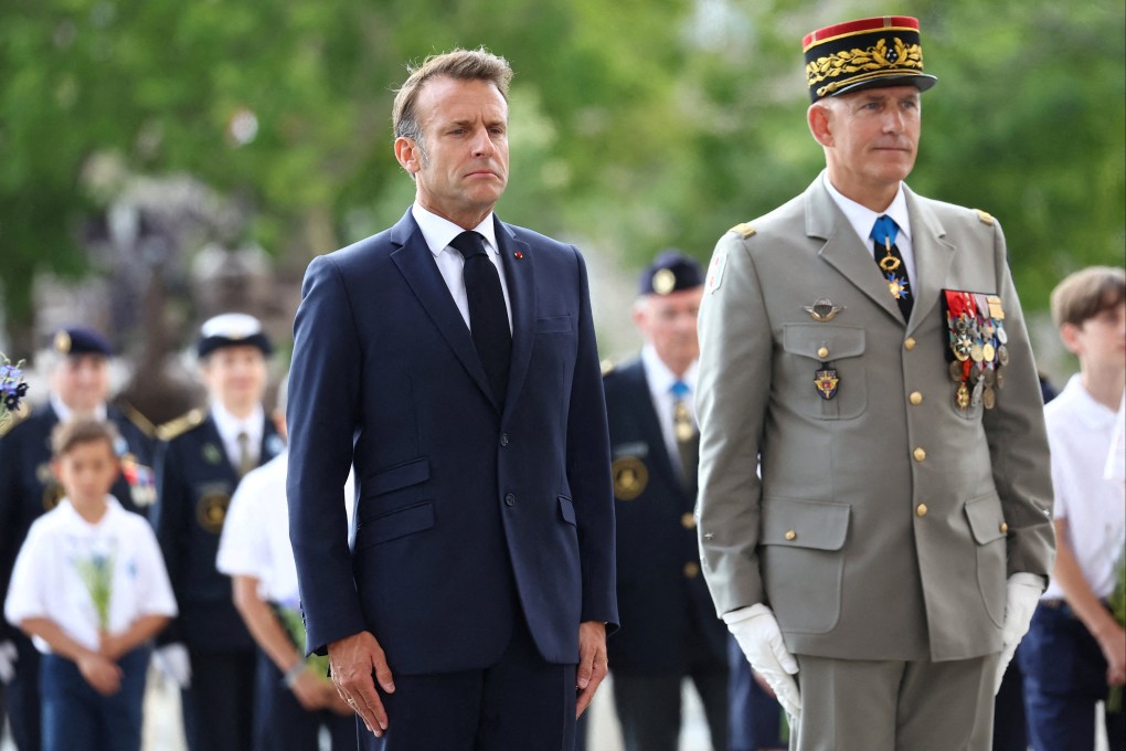 French President Emmanuel Macron (left) and Paris Military Governor Loic Mizon attended a ceremony to celebrate the 100th anniversary of “The Flame under the Arc de Triomphe” on July 14, before the Bastille Day parade. Photo: Reuters