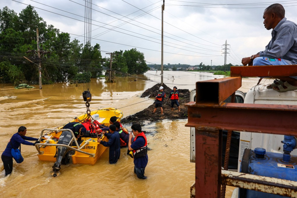 Volunteers launch a boat in a flooded area in Hat Yai, Thailand on Thursday. Photo: Reuters