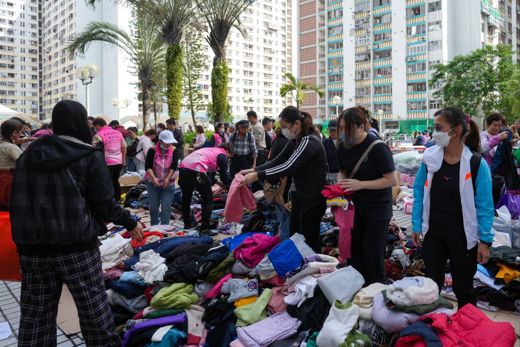 Volunteers help with gathering clothes, lunch boxes and drinks for victims at Kwong Fuk Estate. Photo: Sam Tsang