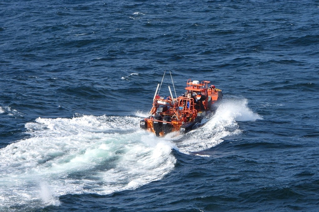 The South Korean coastguard conducts search and rescue operations at the scene of a Chinese fishing boat capsize accident around Eocheong island on November 10. Photo: Xinhua