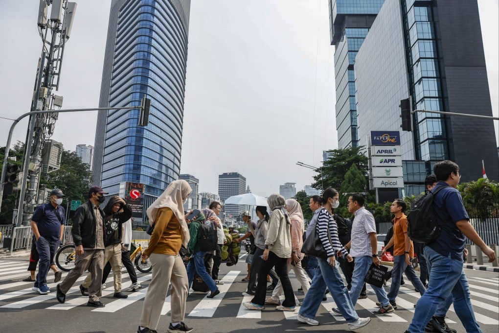People cross the street in the city’s main business district in Jakarta on Friday. The Global Citizenship of Indonesia programme launched earlier this month is widely seen as the country’s bid to resolve the dual citizenship dilemma. Photo: EPA