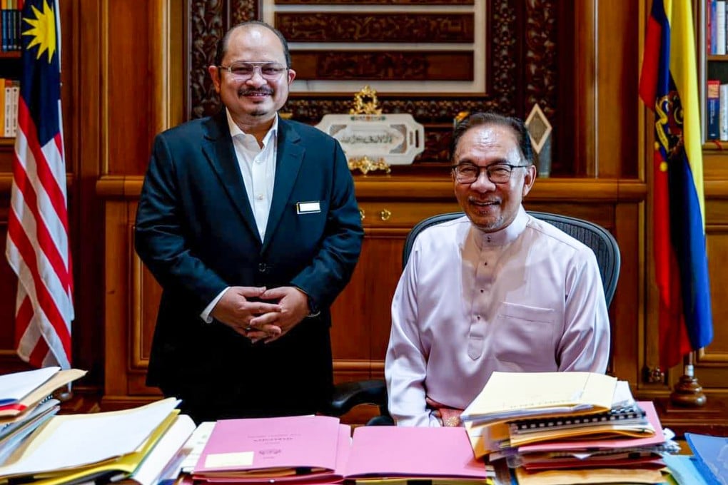 Former senior political secretary Shamsul Iskandar Mohd Akin (left) was detained shortly after resigning from his post under Prime Minister Anwar Ibrahim (right) amid bribery allegations. Photo: Handout