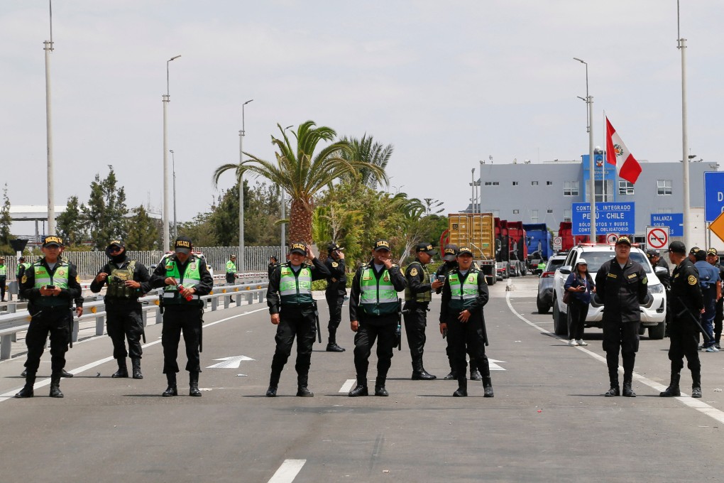 Peruvian police stand near the Chacalluta border complex to block Venezuelan migrants seeking to leave Chile. Photo: Reuters