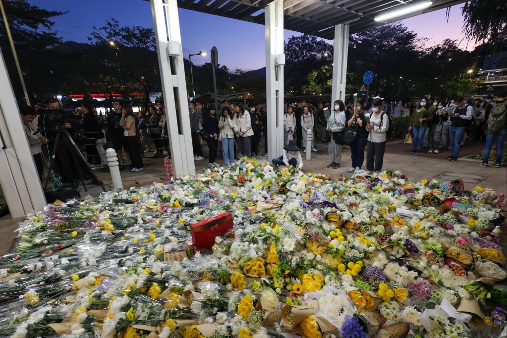 Hundreds of people queue up at night to pay tributes and mourn the victims of the fatal fire in Tai Po, on November 29. Photo: Dickson Lee