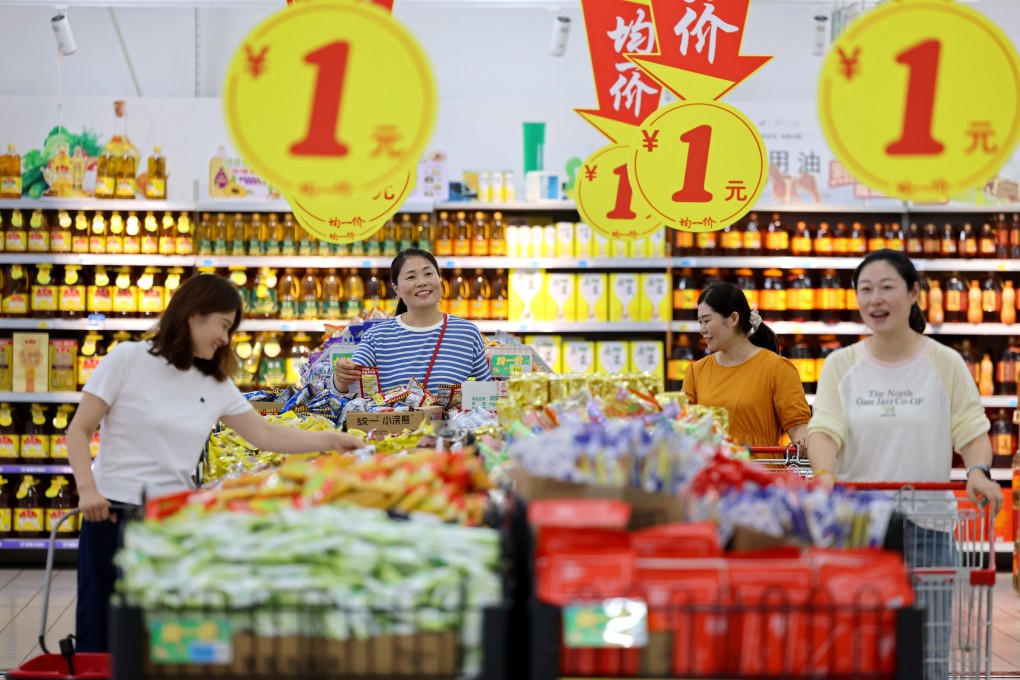 People shop at a supermarket in Zaozhuang city, in Shandong province, on August 9. Photo: Xinhua