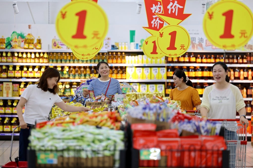 People shop at a supermarket in Zaozhuang city, in Shandong province, on August 9. Photo: Xinhua
