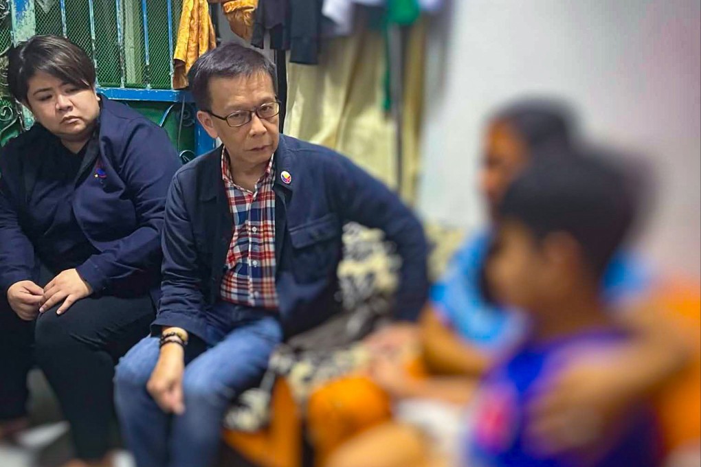 Filipino Secretary for Migrant Workers Hans Leo Cacdac visits the family of a deceased worker.
Photo: Handout