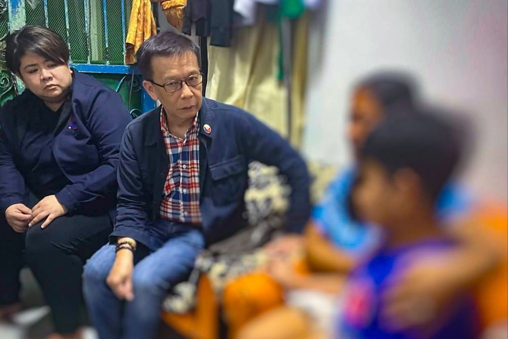 Filipino Secretary for Migrant Workers Hans Leo Cacdac visits the family of a deceased worker.
Photo: Handout