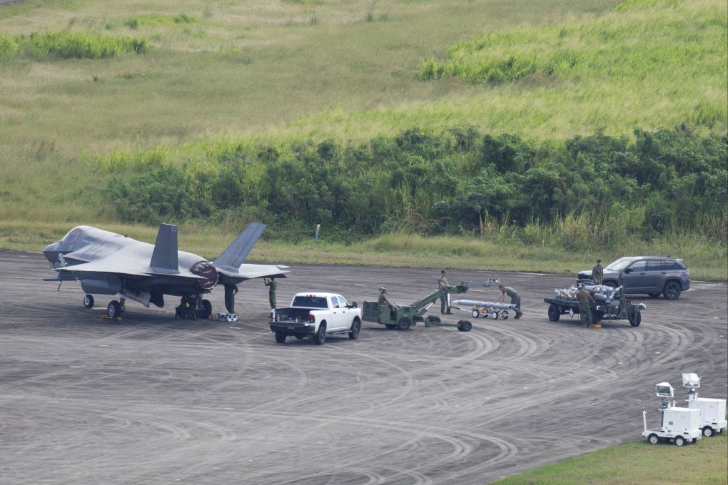 Ground crews work around a US F-35B fighter jet at the former Roosevelt Roads naval base in Ceiba, Puerto Rico on Sunday. Photo: Reuters
