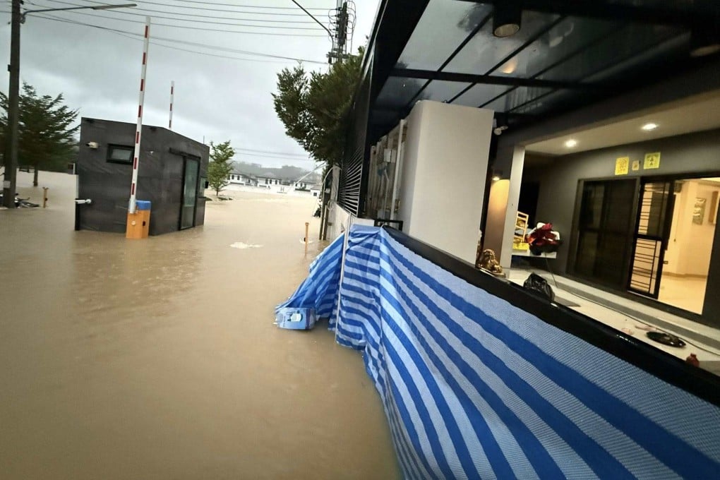 Wicharit Leelakorn keeps his house dry with a makeshift flood-protection system during November’s floods in Hat Yai, Songkhla province, Thailand. Photo: Facebook/wicharit.leelakorn