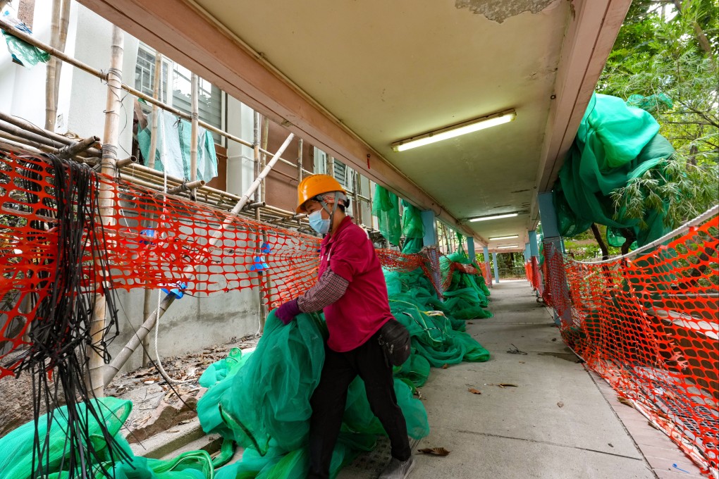 Workers remove netting at Sui Wo Court in Fo Tan. Photo: Jelly Tse