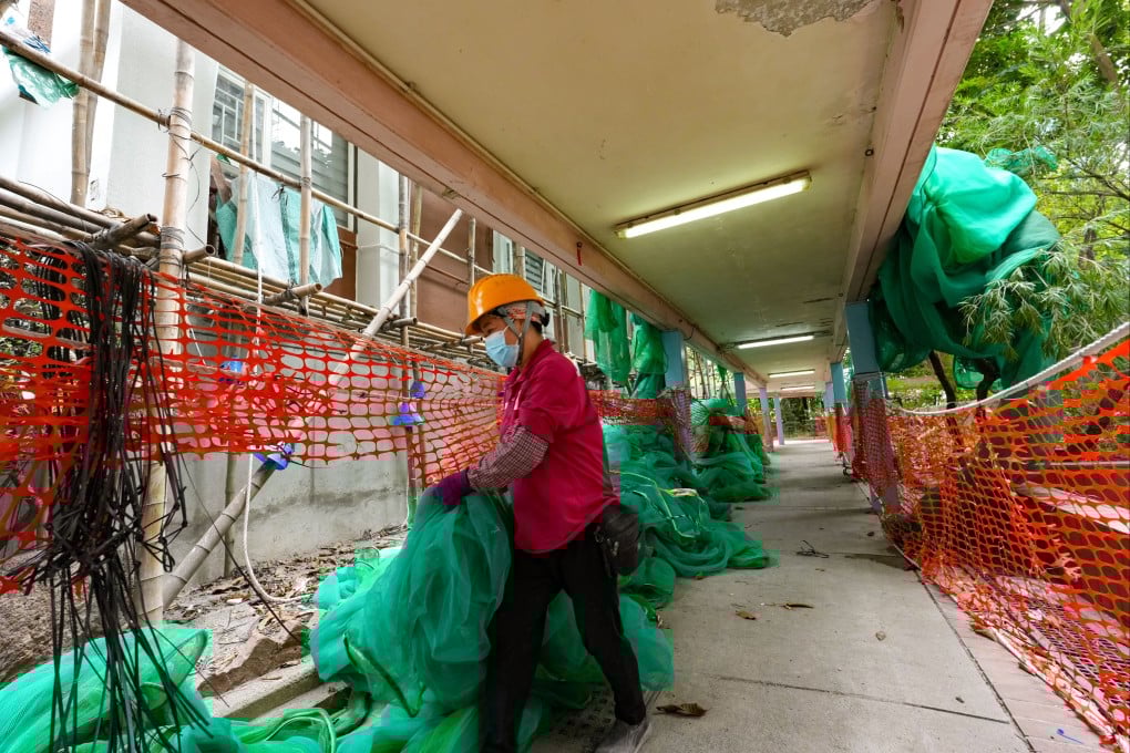 Workers remove netting at Sui Wo Court in Fo Tan. Photo: Jelly Tse