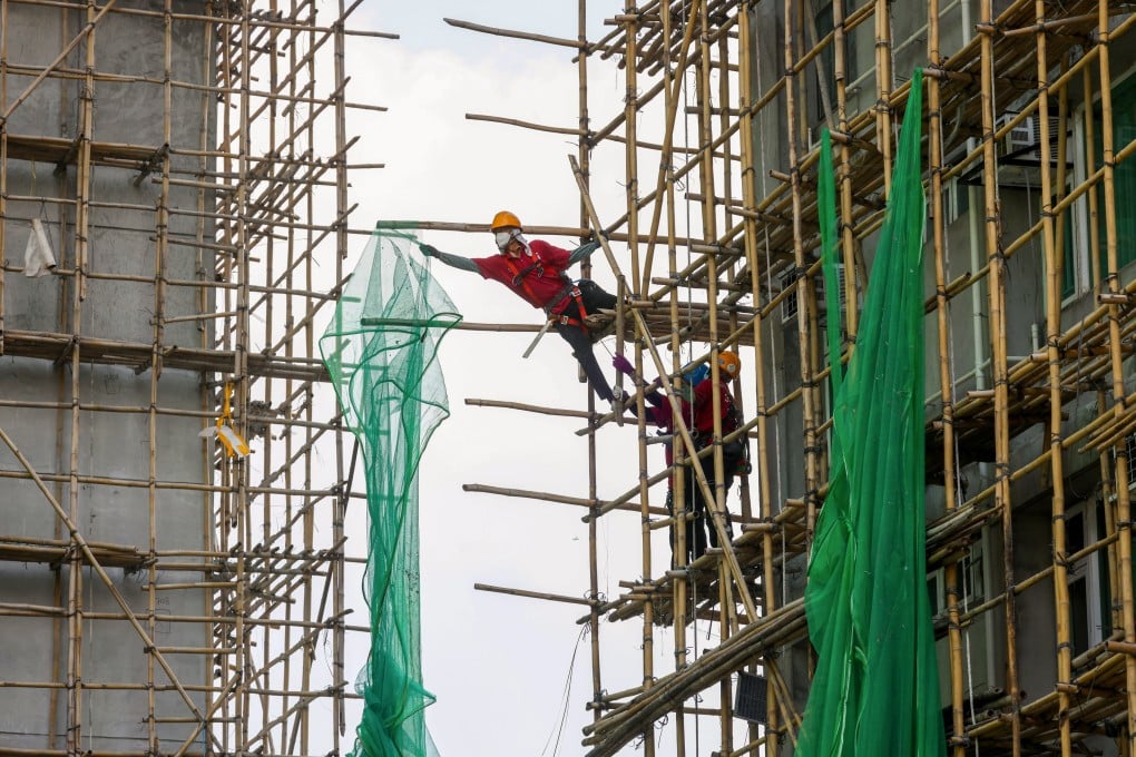 The government has imposed a deadline of the end of Saturday to remove scaffolding nets. Photo: Dickson Lee