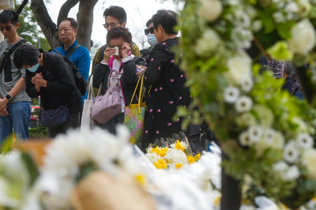 People pay tribute to the victims of the Tai Po fire. Photo: Sam Tsang