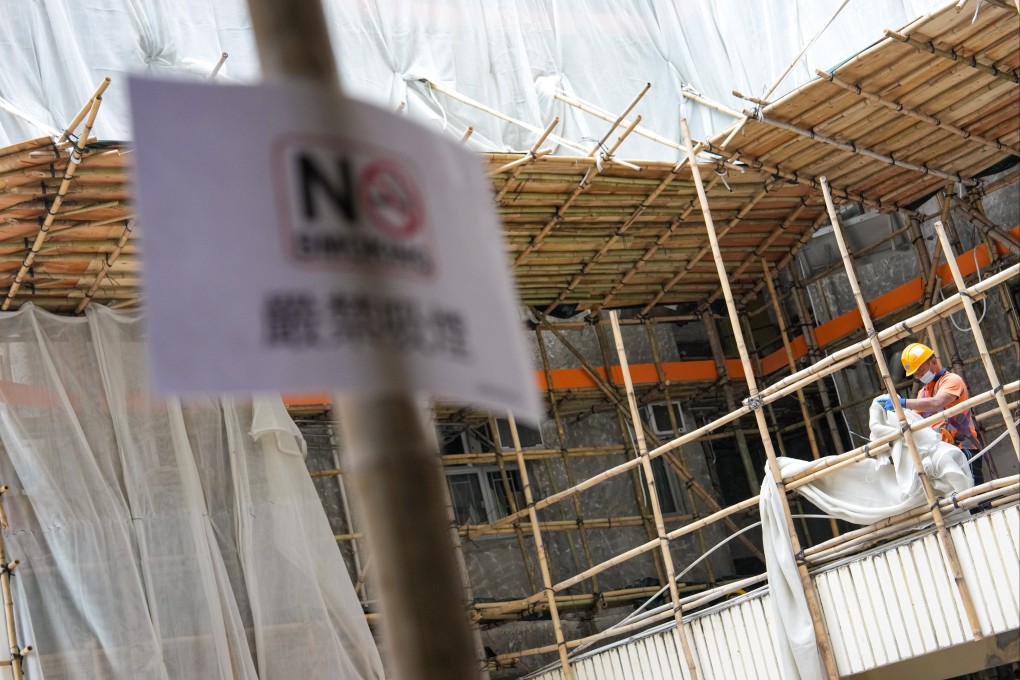 A no-smoking sign is posted at the Yee Kok Court renovation site in Cheung Sha Wan on December 4. Photo: Jelly Tse
