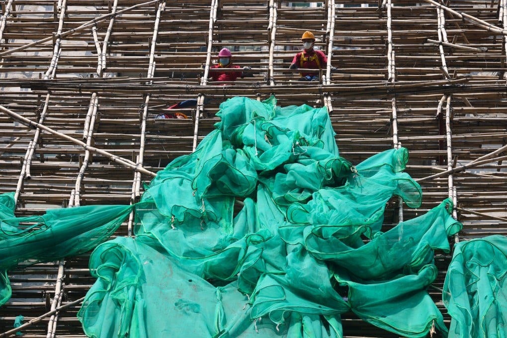 Workers are removing mesh netting at Sui Wo Court in Fo Tan. Photo: Dickson Lee