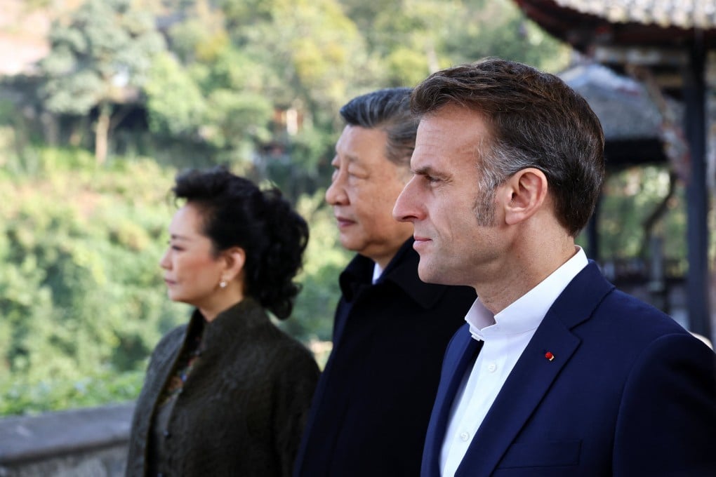 French President Emmanuel Macron, Chinese President Xi Jinping and Chinese first lady Peng Liyuan gaze at the Dujiangyan irrigation system, a Unesco World Heritage site in Sichuan province on December 5. Photo: Reuters