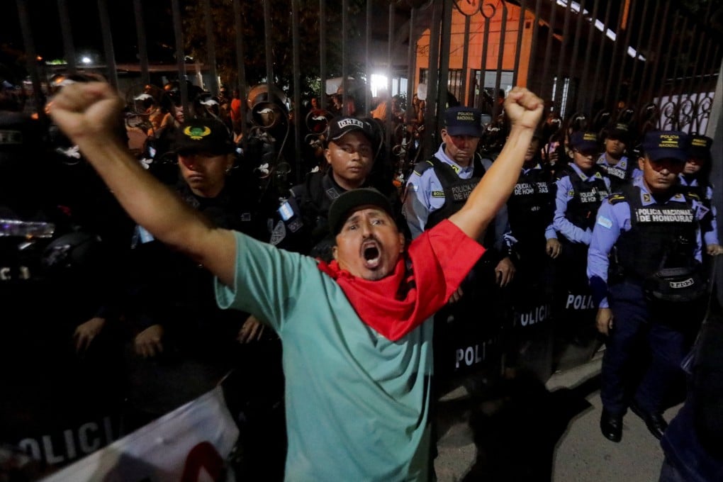Security personnel stand guard outside facilities where electoral kits are stored, in Tegucigalpa, Honduras. Photo: Reuters