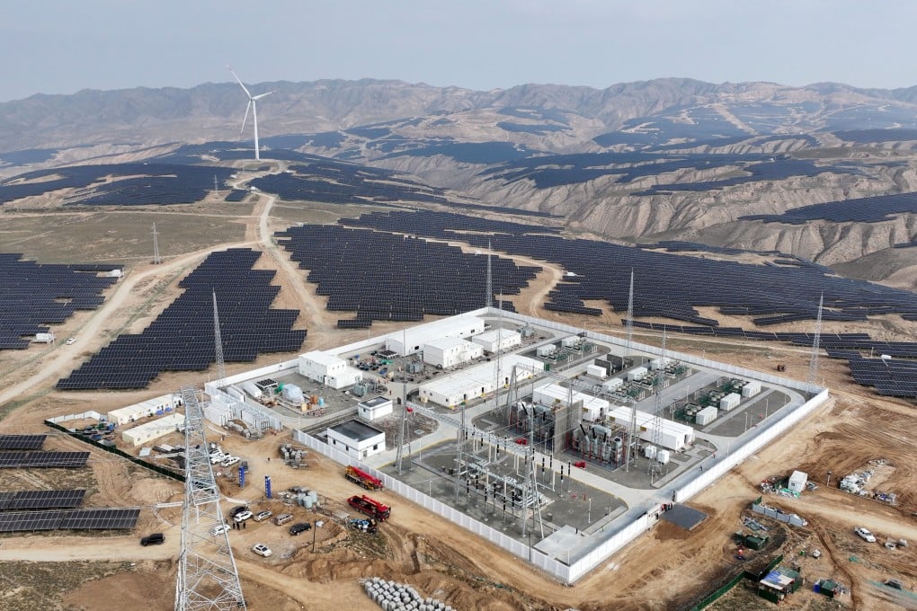 An aerial view of the No 1 booster station of the Ningxia Power Investment Yongli (Zhongwei) 3-megawatt photovoltaic green power project, in Shapotou district, Zhongwei city, Ningxia. It was officially connected to the grid and began power generation on October 25. Photo : Xinhua