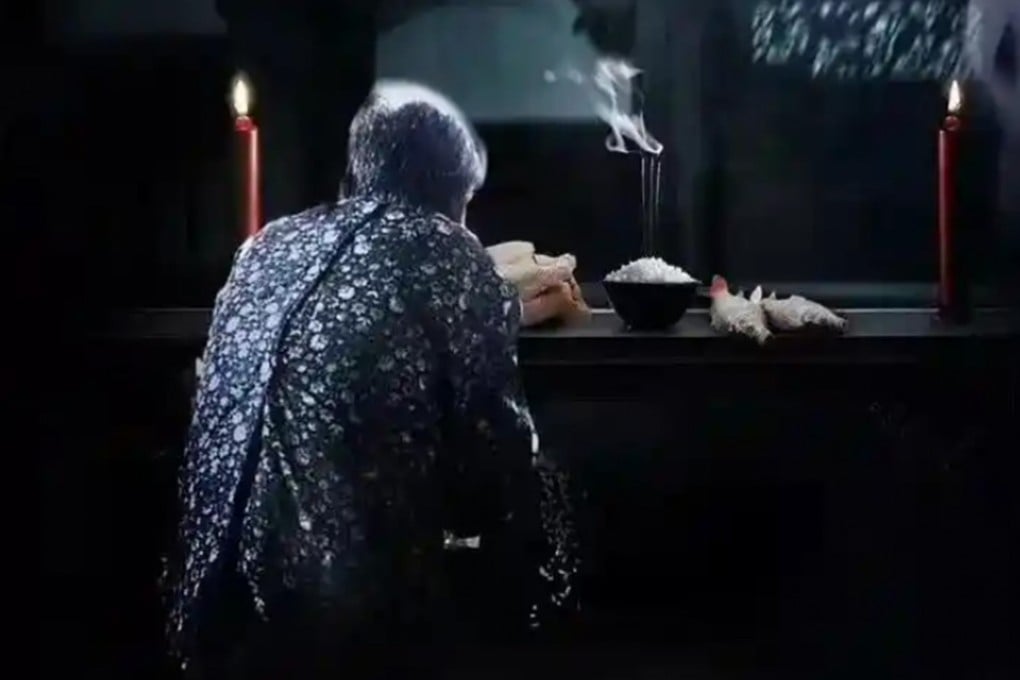 We explain the traditional Chinese divination practice of “ask rice” or mun mai, which involves a woman medium believed to be possessed by spirits using 1,080 grains of round rice for rituals. Photo: RedNote