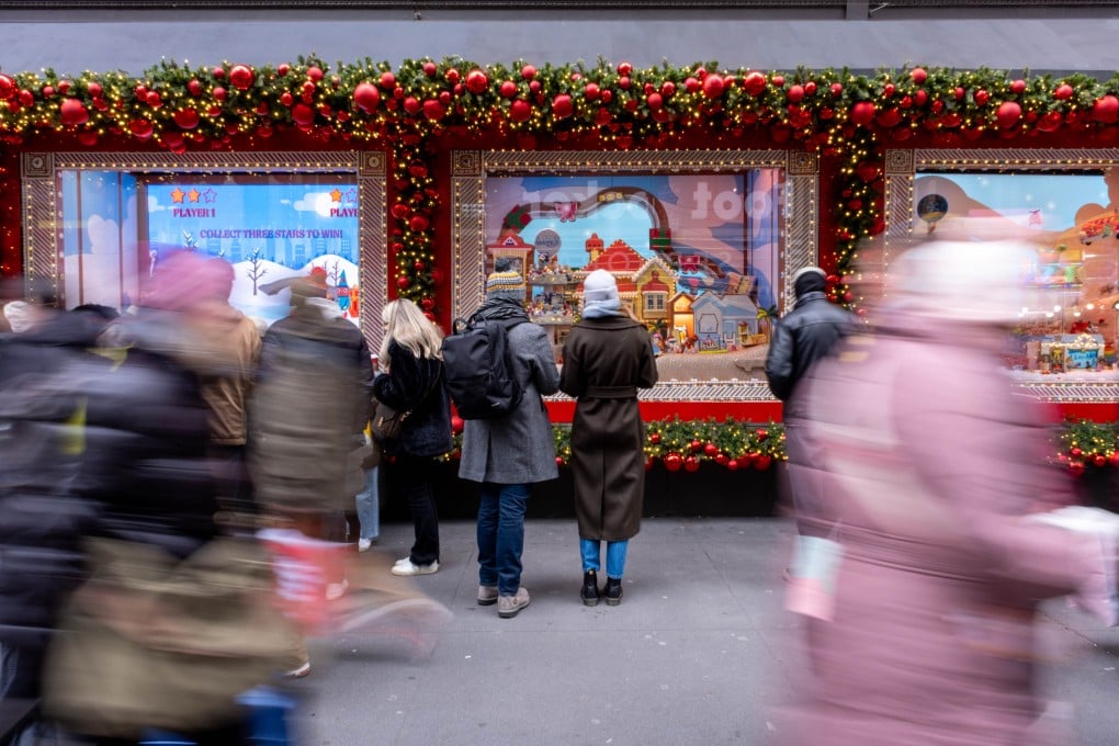 People walk by shop windows decorated for Christmas in New York on December 5. Photo: dpa