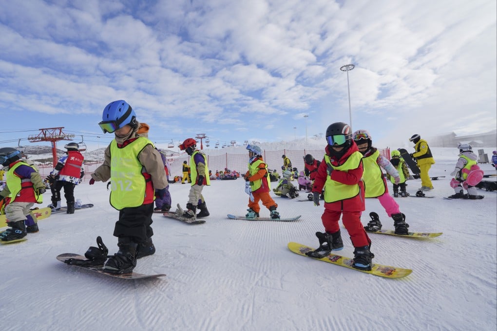 Children learn snowboarding at Jiangjunshan International Ski Resort in Altay, in northwest China’s Xinjiang Uygur Autonomous Region, on December 1, 2025. Photo: Xinhua