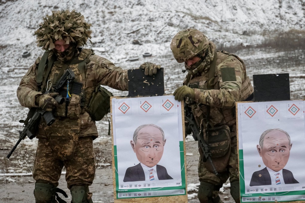 Ukrainian servicemen prepare targets with images depicting Russian President Vladimir Putin. Photo: Reuters