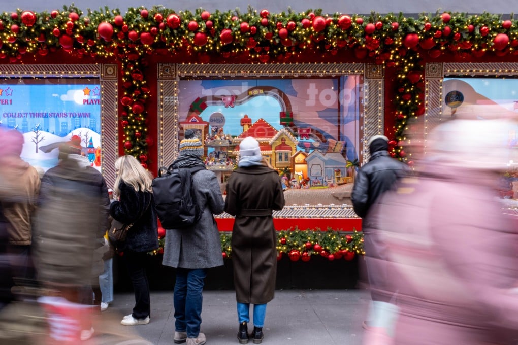 Passers-by look in Christmas-themed shop windows at Macy’s department store in New York earlier this month. Photo: Zuma Press Wire/dpa