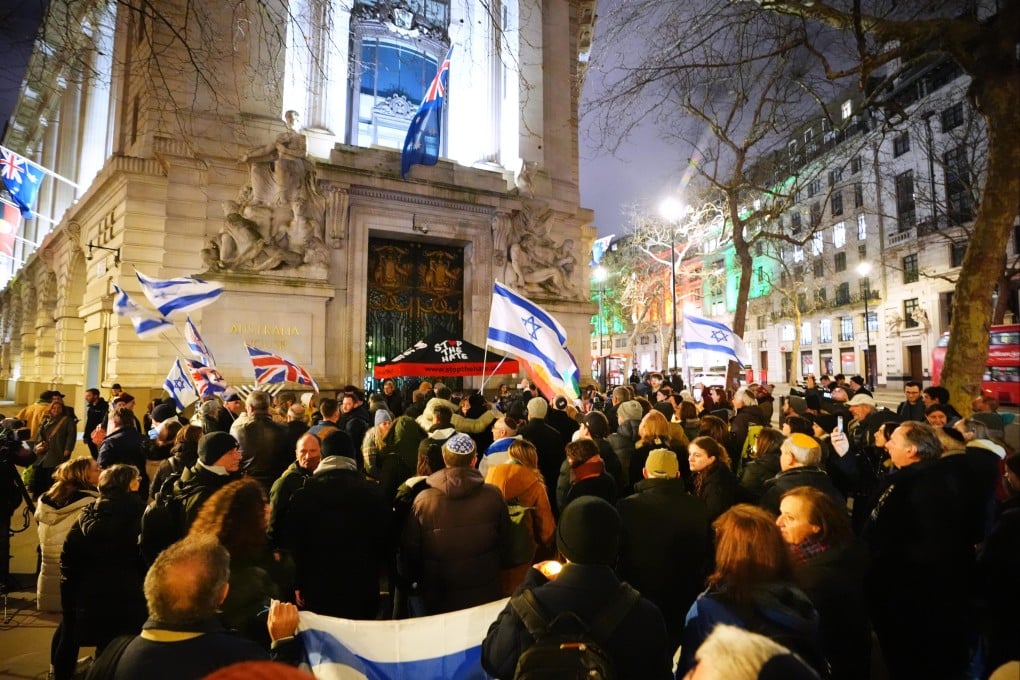 People hold a vigil outside the Australian High Commission in central London, Britain on Sunday following a terrorist attack on a Jewish celebration at Bondi Beach in Sydney, Australia. Photo: PA Wire / dpa