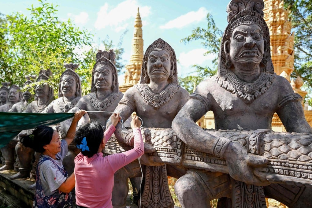 Displaced residents prepare a shelter at a temporary camp set up outside a pagoda in Cambodia’s Siem Reap province on December 12. Photo: AFP