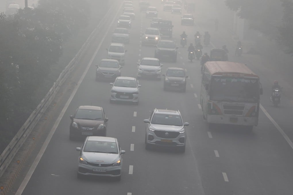 Vehicles move on a road amid heavy smog near New Delhi, India on Monday. Photo: EPA