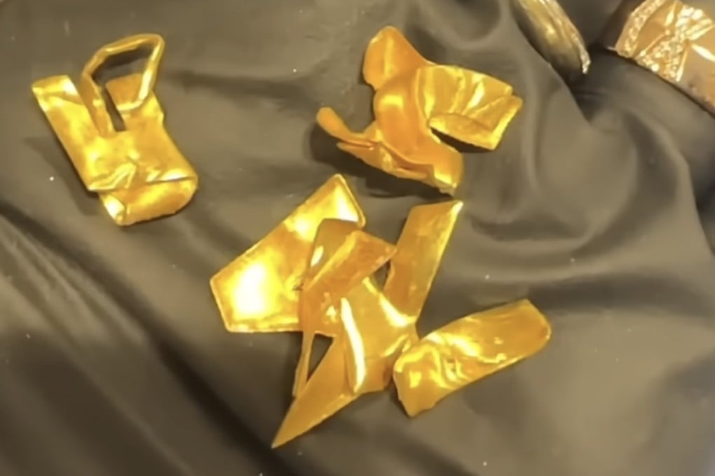 A gold shop owner examines gold letters taken from an LG air conditioner. Photo: YouTube/Ringring Unnie