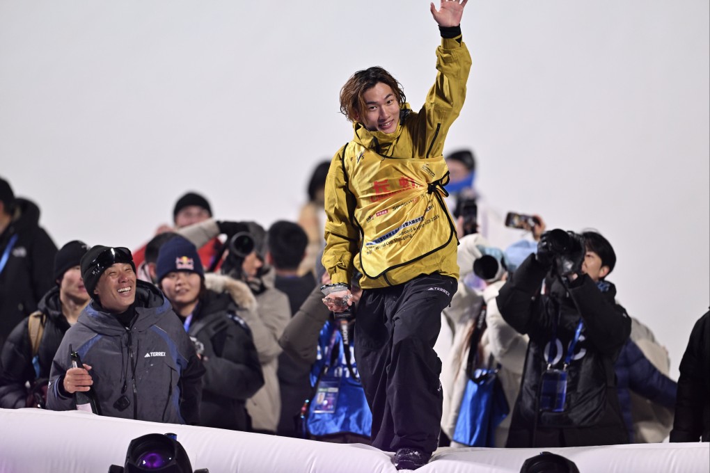 Su Yiming of China greets spectators after the Big Air final in Beijing on December 6. Photo: Xinhua
