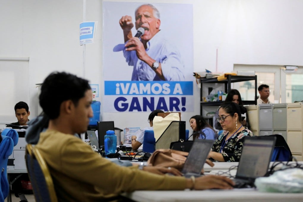 Nasry Asfura’s staff take part in the recount of electoral records in Tegucigalpa, Honduras, on December 17. Photo: Reuters