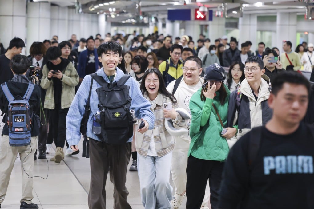 Rail passengers return to the mainland via Lo Wu control point after midnight on New Year’s Day this year. Photo: Nora Tam
